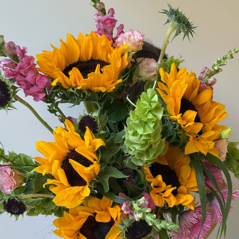 Яркий букет с подсолнухами, герберами и эустомой #1153