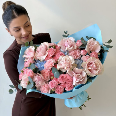 Букет нежных французских роз, гортензии и кустовых роз #957