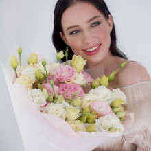 Букет из кремовых и розовых эустом #580
