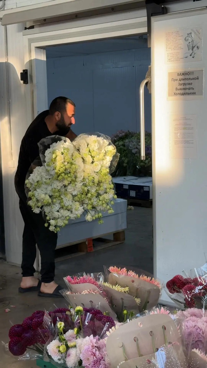 Геворг переносит цветы перед подготовкой к хранению и отправке